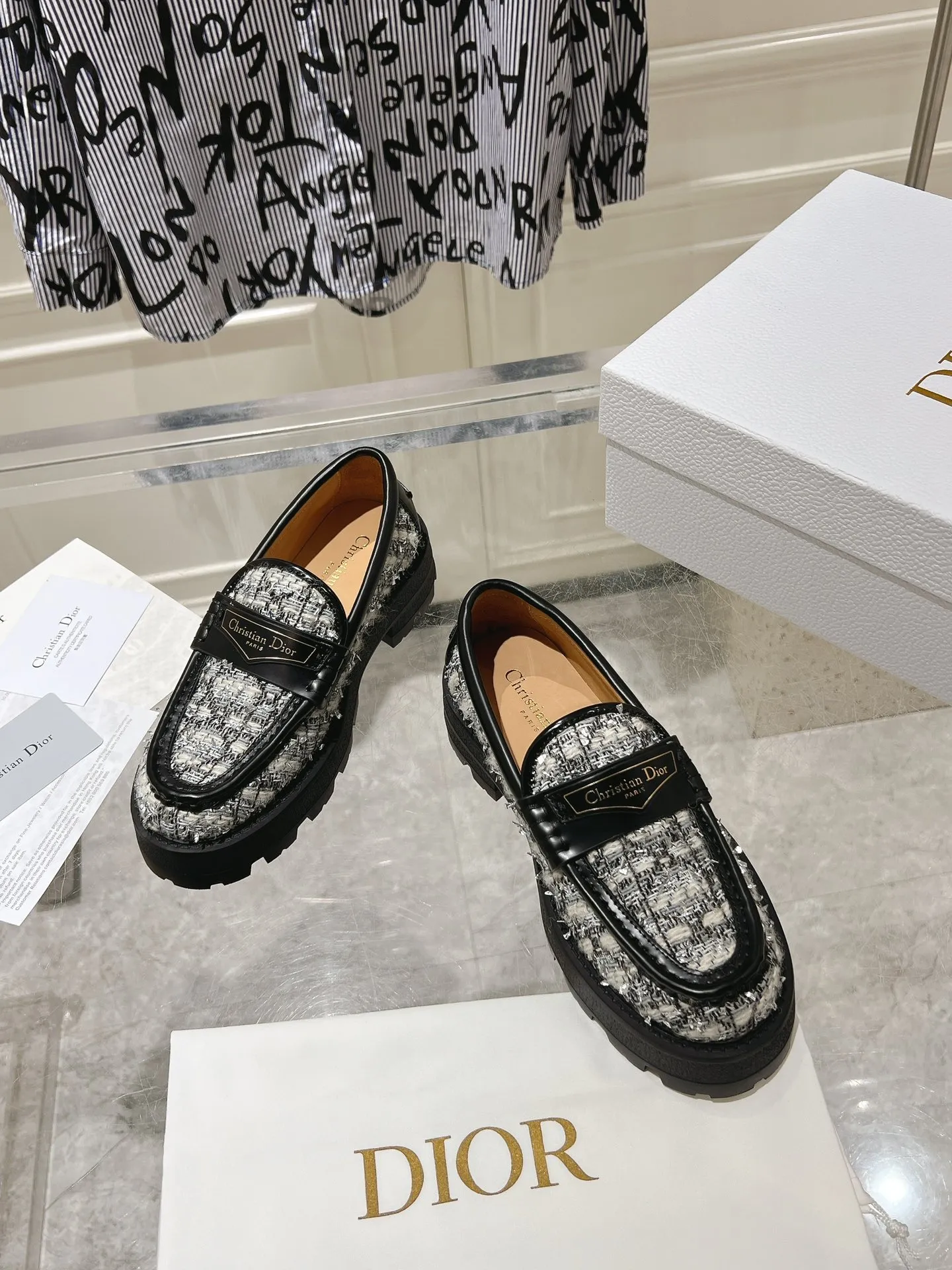 👟👟Ex-factory price 680👟👟 𝐃𝐢𝐎𝐑 #2025 New loafers for early spring 🔥 The loafers you want at first sight #Simple and elegant ‘Low-key luxury! Equipped with eye-catching Chanristian Dior logo buckle #very high-end, comfortable and good-looking💯 and easy to match #spring, summer, autumn and winter🉑️! Upper: imported open-edge beaded cowhide spliced ​​with custom-made fabrics from the counter; lining: water-dyed cowhide; sole: rubber foam outsole, highly elastic and lightweight! size: 35-40 (40 customized)